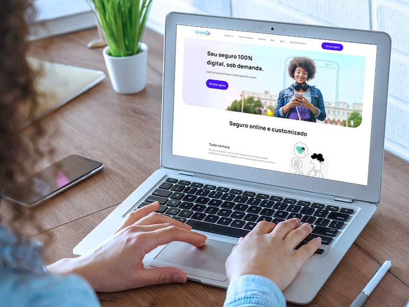 Mulher utilizando o computador