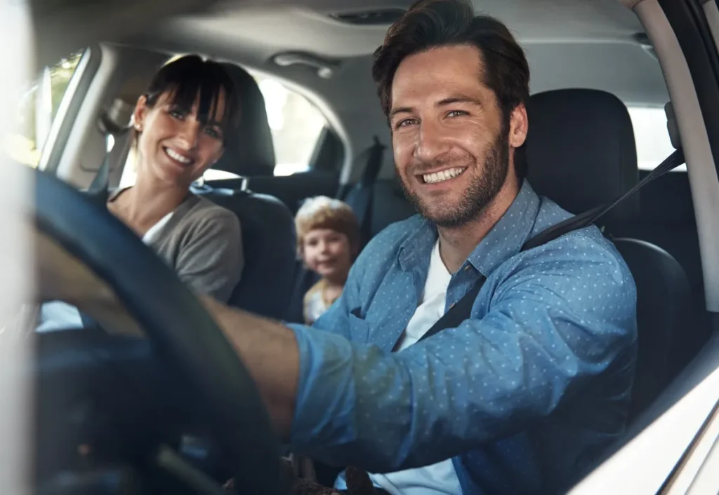 pai, mãe e filho no carro