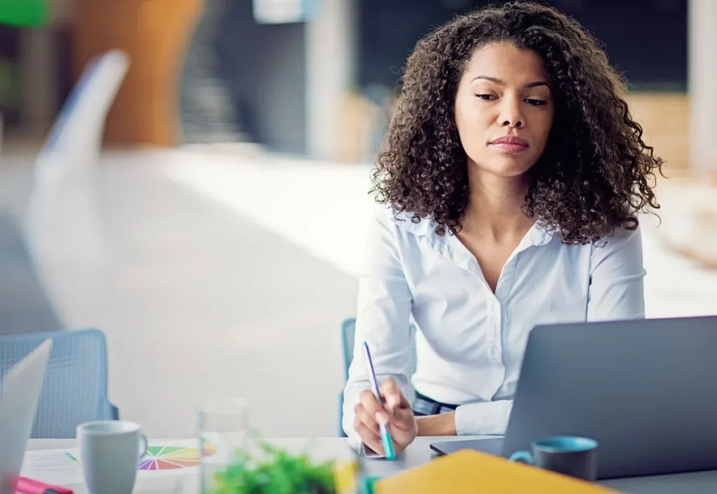 mulher sentada usando o notebook