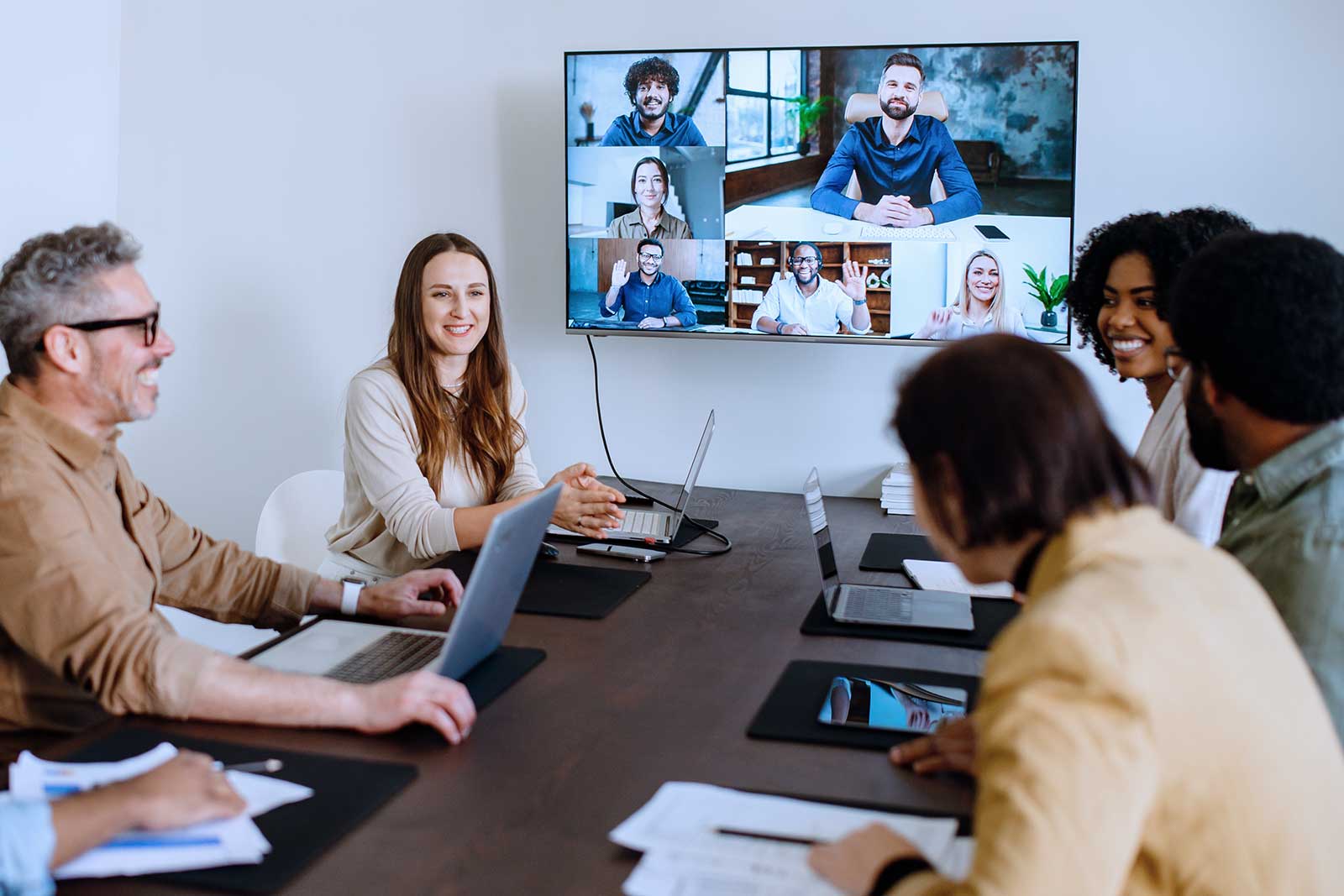 Reunião híbrida com participantes em videoconferência