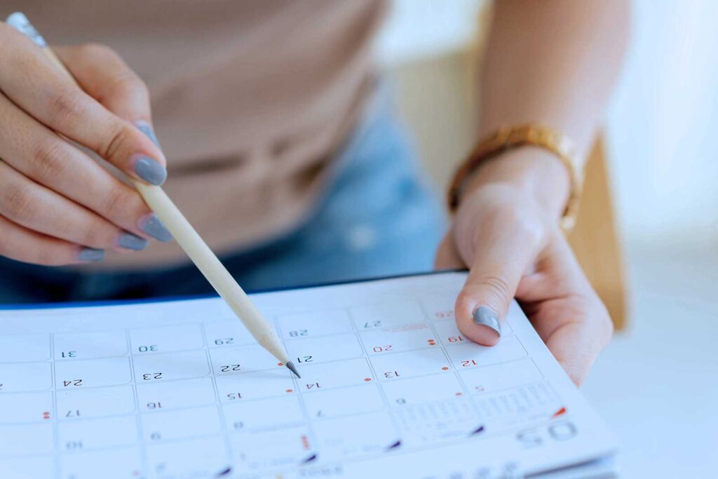 Um pessoa analisando um calendário.