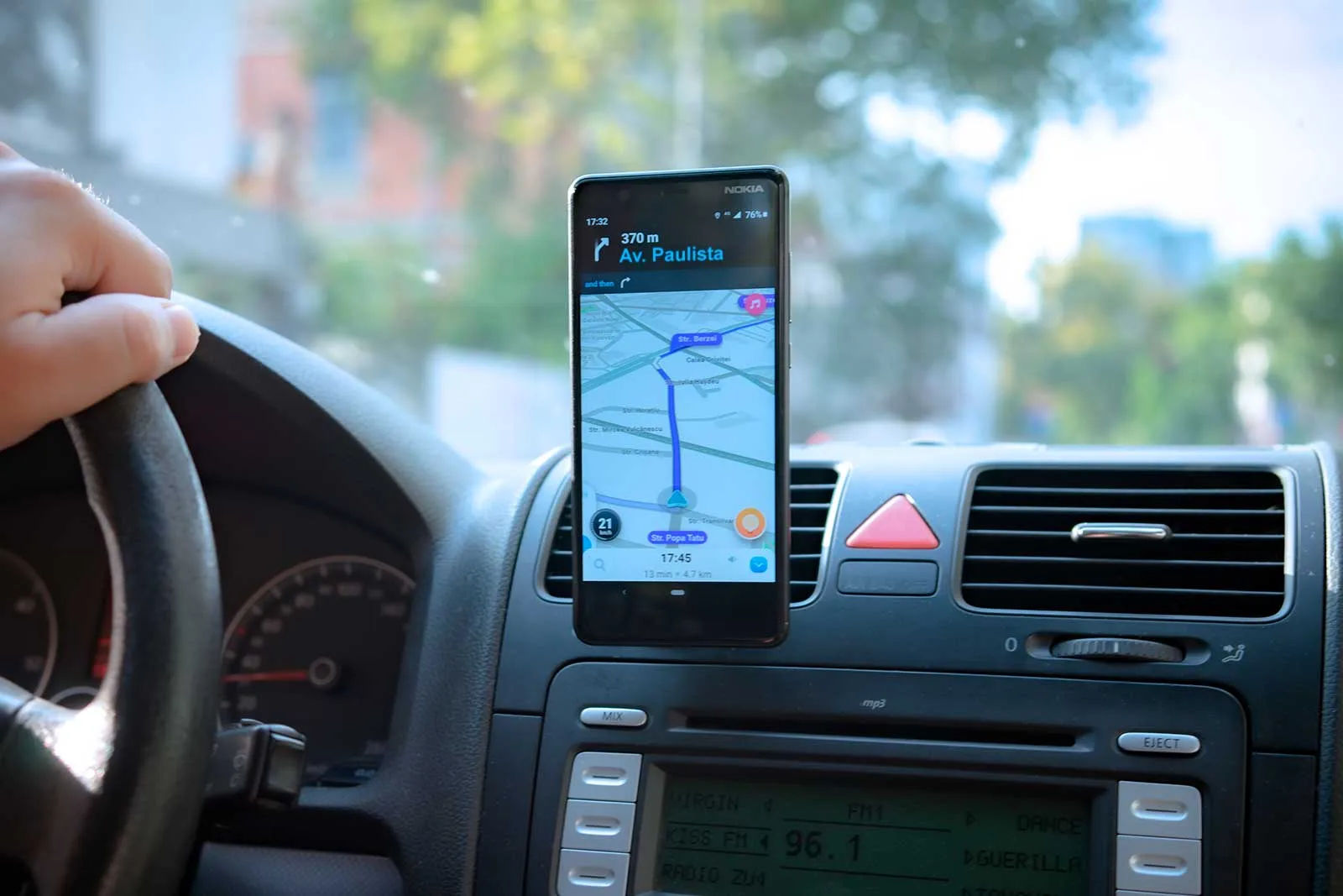 GPS em smartphone com mapa da Av. Paulista