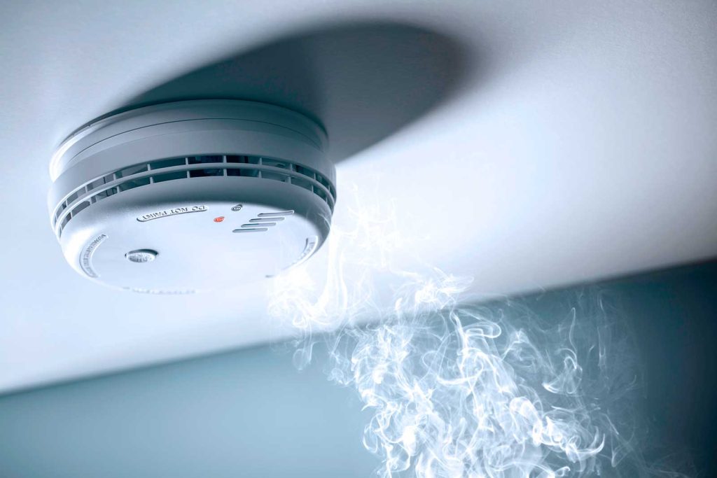Detector de fumaça no teto com fumaça ao redor