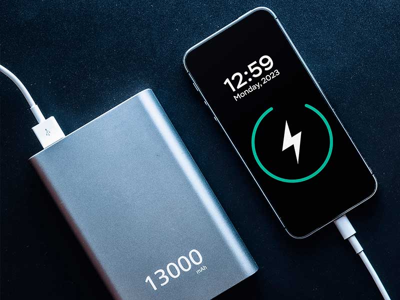 Powerbank e smartphone com carregamento em andamento