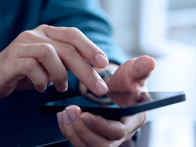 Pessoa usando smartphone com toque na tela