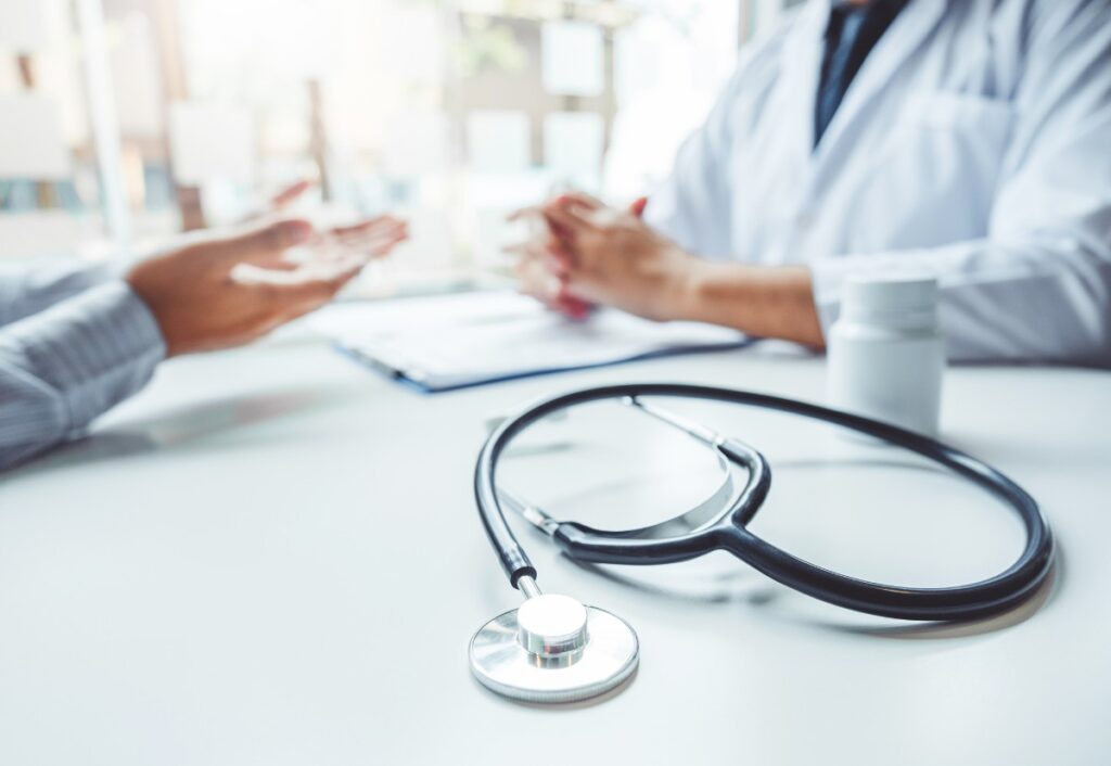 pessoa no consultório com o médico