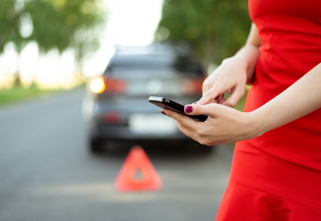 pessoa ligando para o socorro, pois teve um problema com seu carro