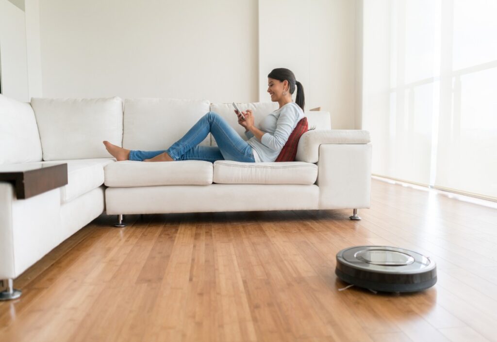 mulher sentada no sofá