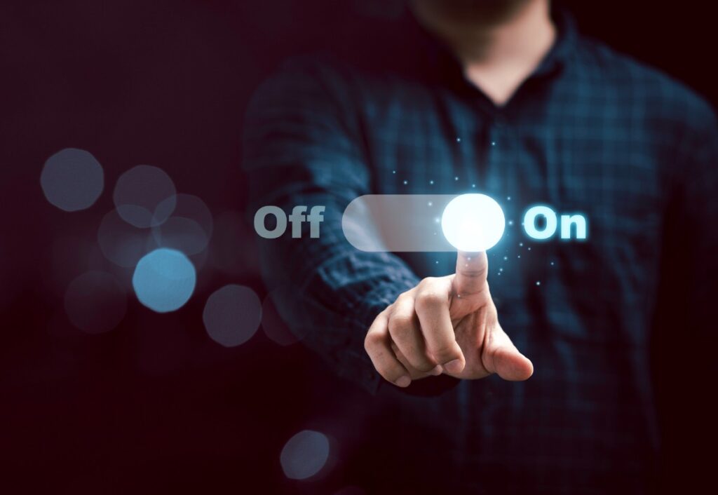 homem clicando em um botão de ligar holográfico