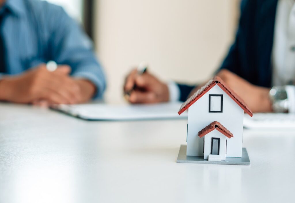 duas pessoas fechando a compra de uma casa