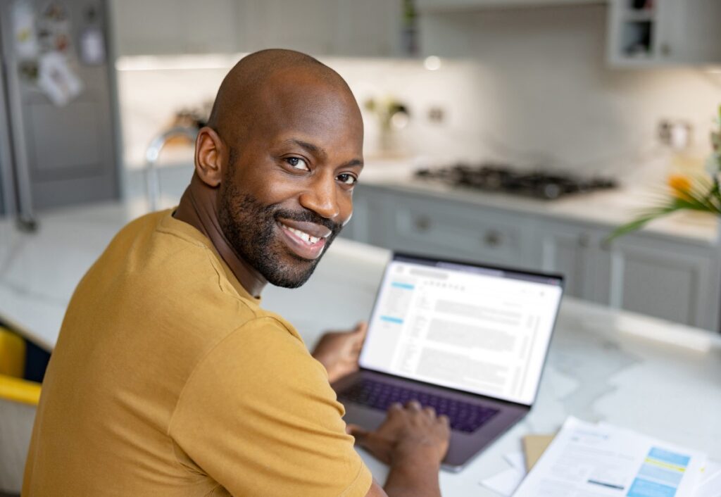 homem organizando finanças no seu notebook