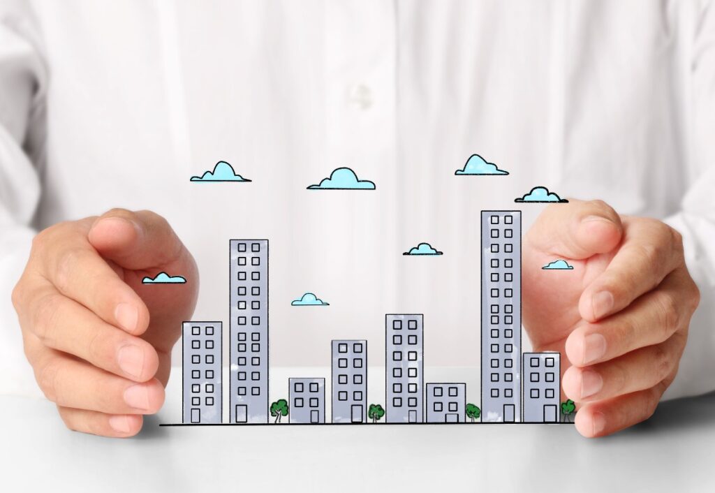 pessoa segurando com suas duas mãos uma cidade em miniatura