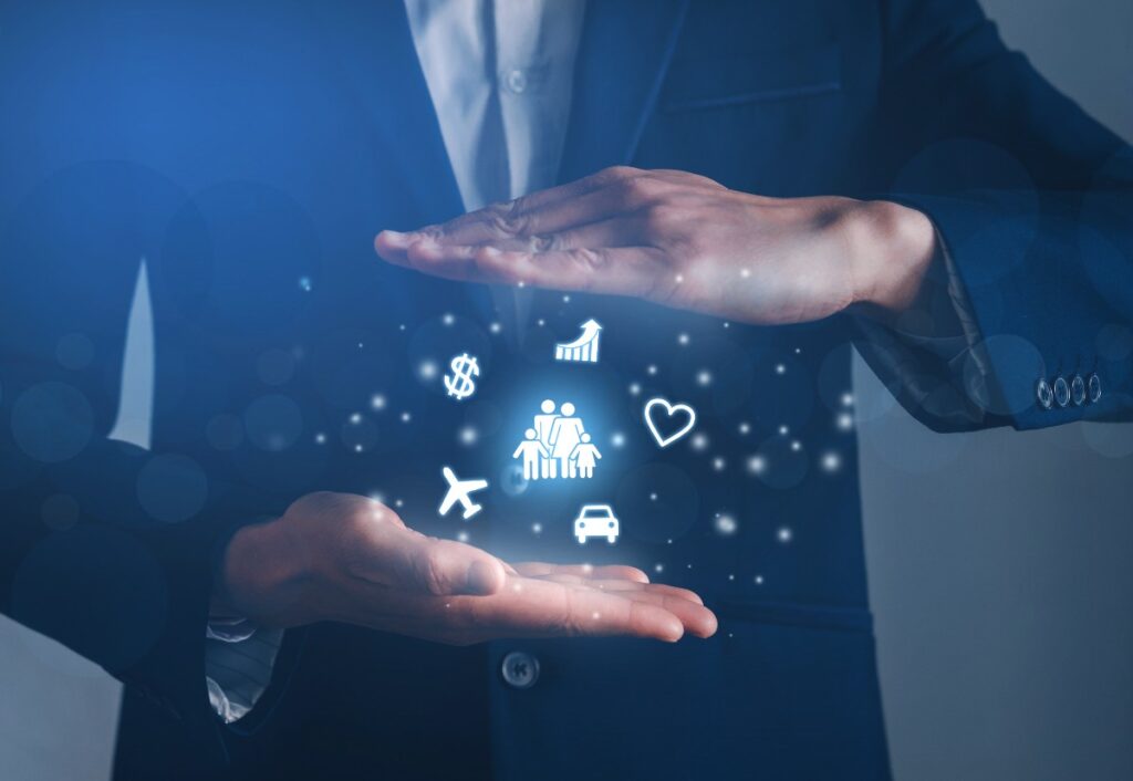 pessoa segurando uma imagem holográfica com a mão