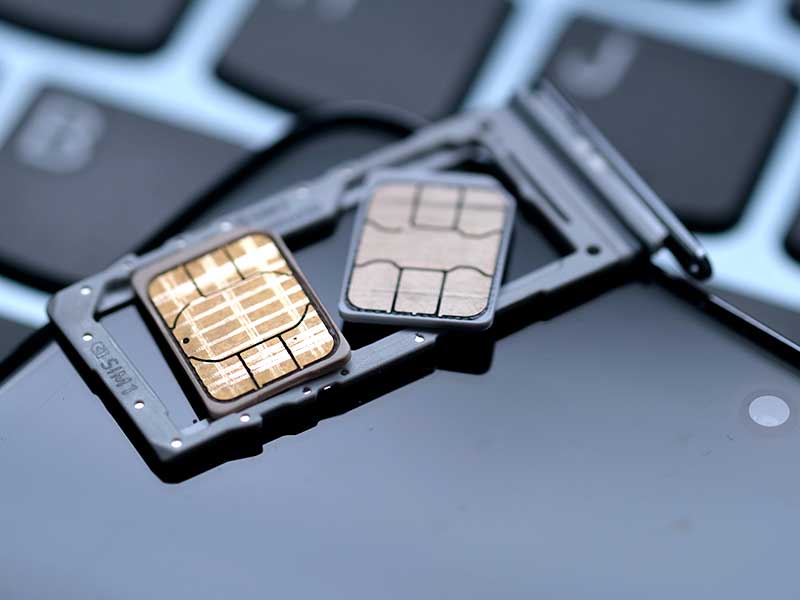 Dois chips de SIM sobre um smartphone