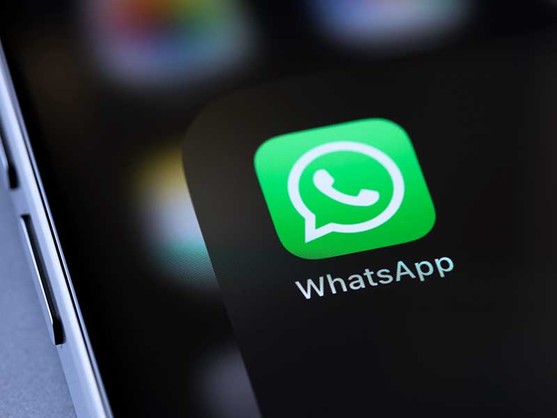 Ícone do aplicativo WhatsApp em um smartphone.