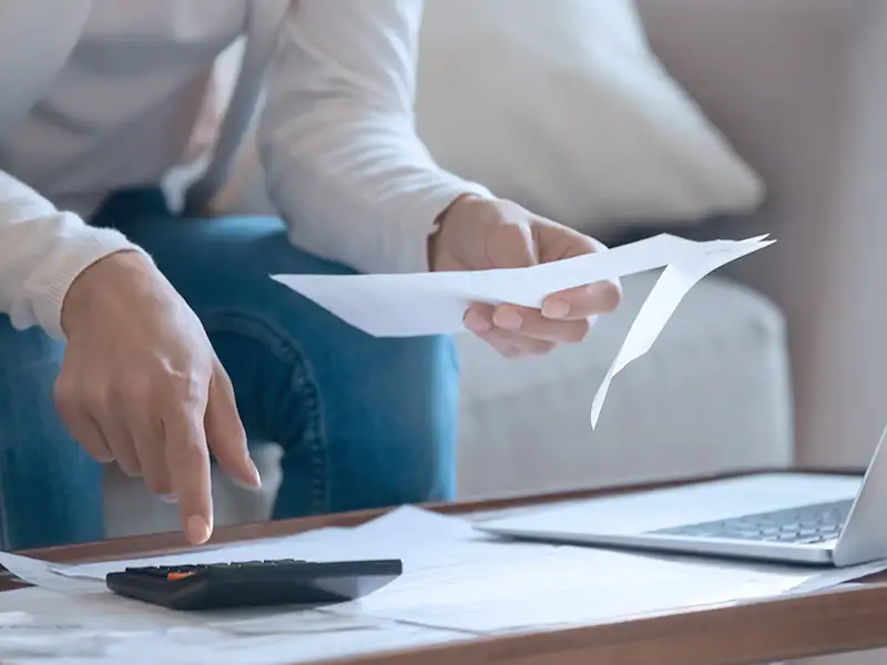 Pessoa fazendo calculo na calculadora