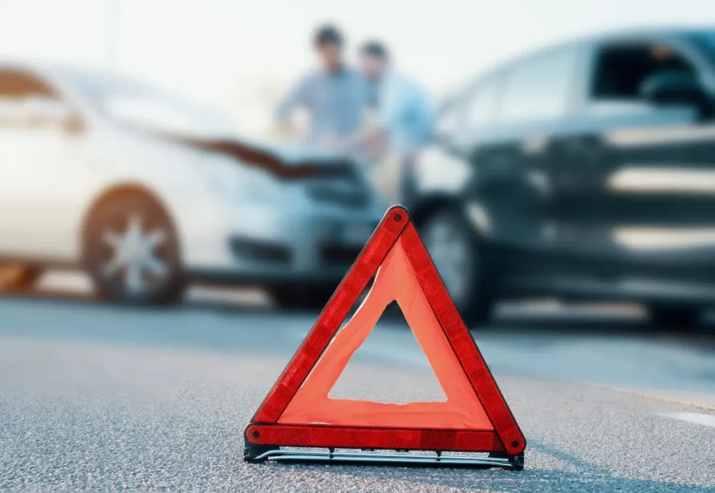 triângulo de trânsito na rua sinalizando um acidente