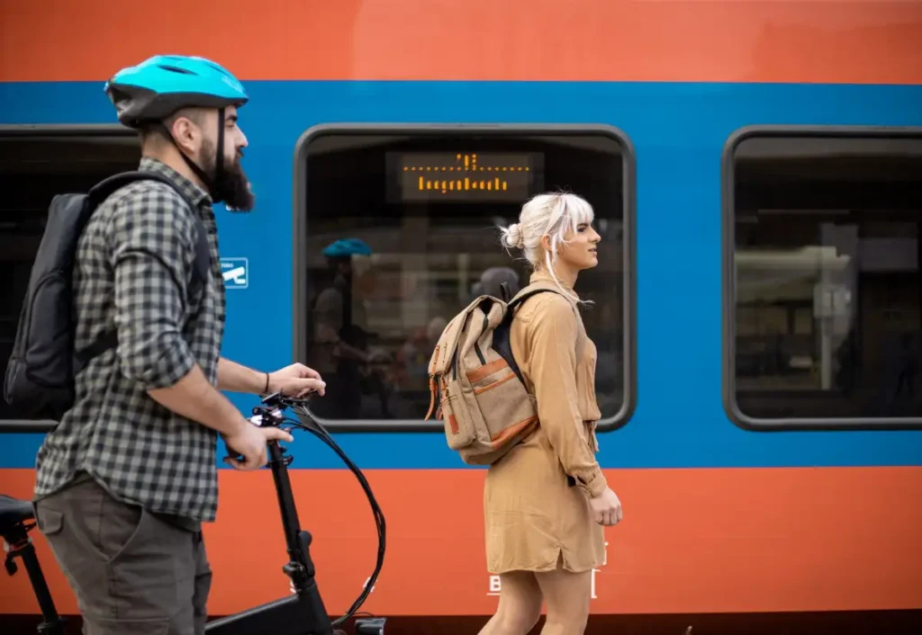 homem entrando com sua bicicleta no metrô