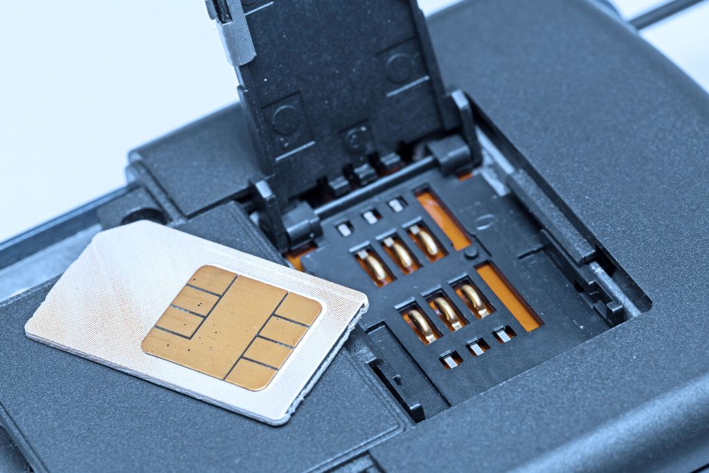 Cartão SIM sendo inserido em um dispositivo móvel