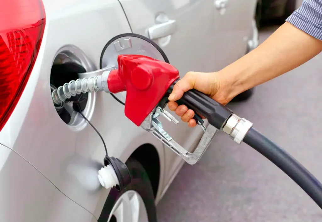 pessoa abastecendo um carro no posto