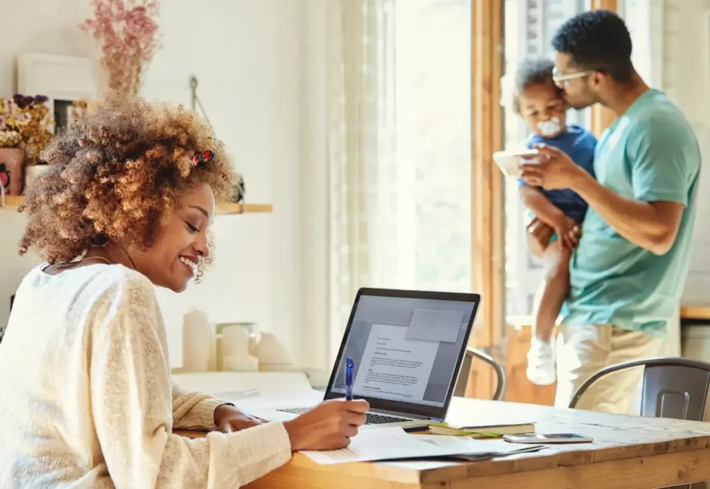 pais em casa com seu filho pequeno