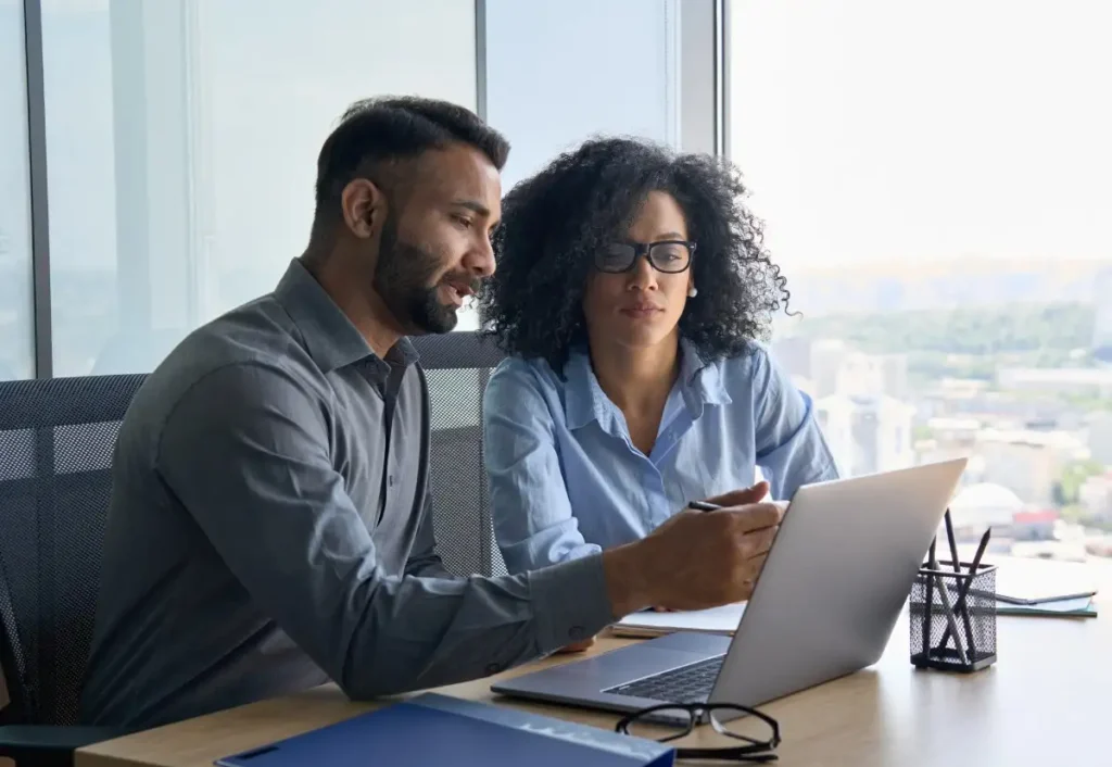 duas pessoas analisando um contrato