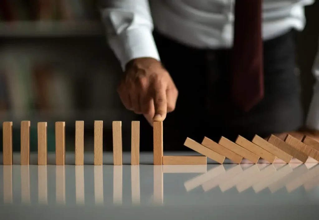 blocos de madeira caindo com efeito dominó