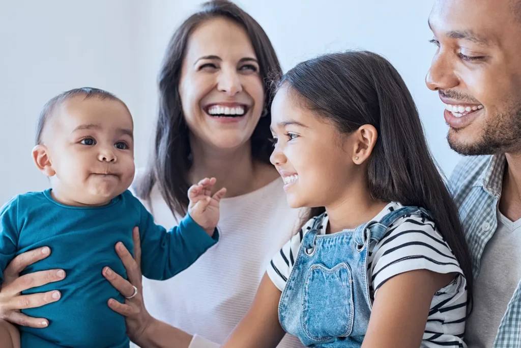 Mulher segurando criança de colo