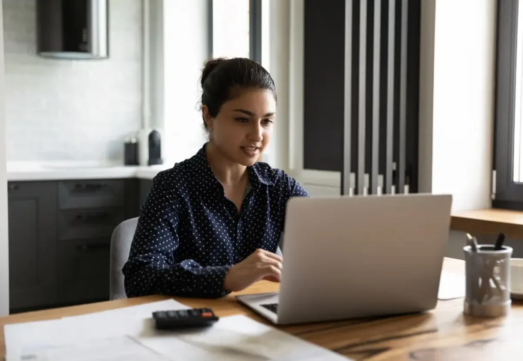 mulher usando seu notebook