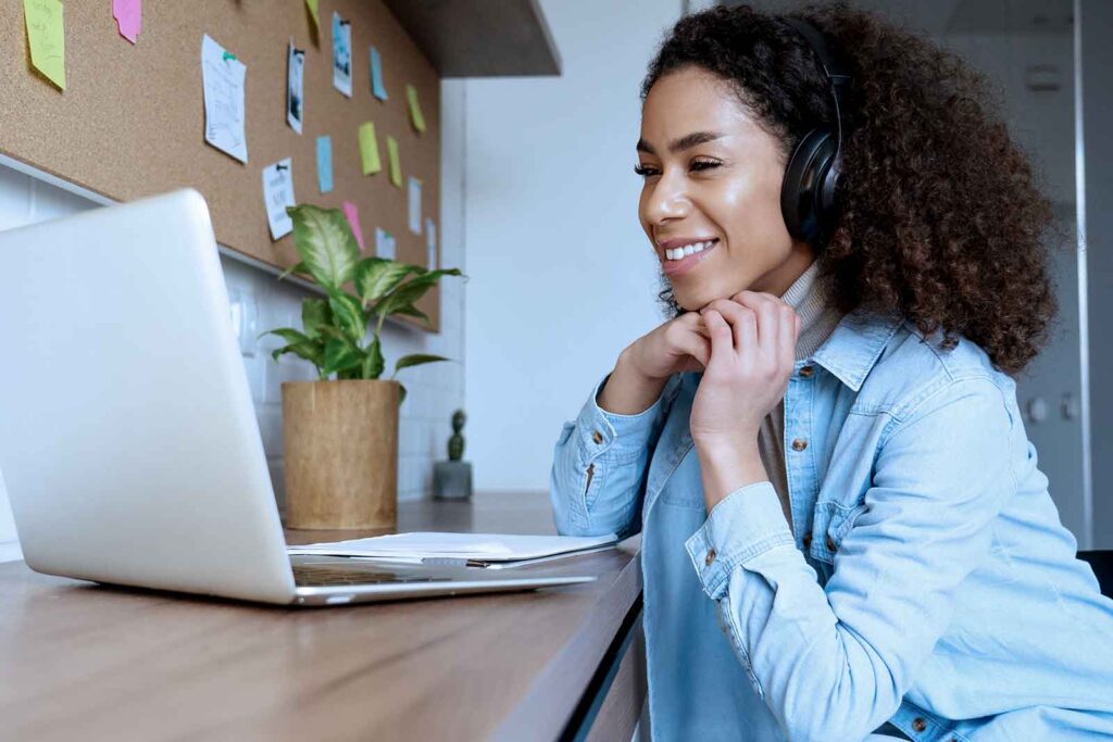 Mulher olhando para tela de um notebook