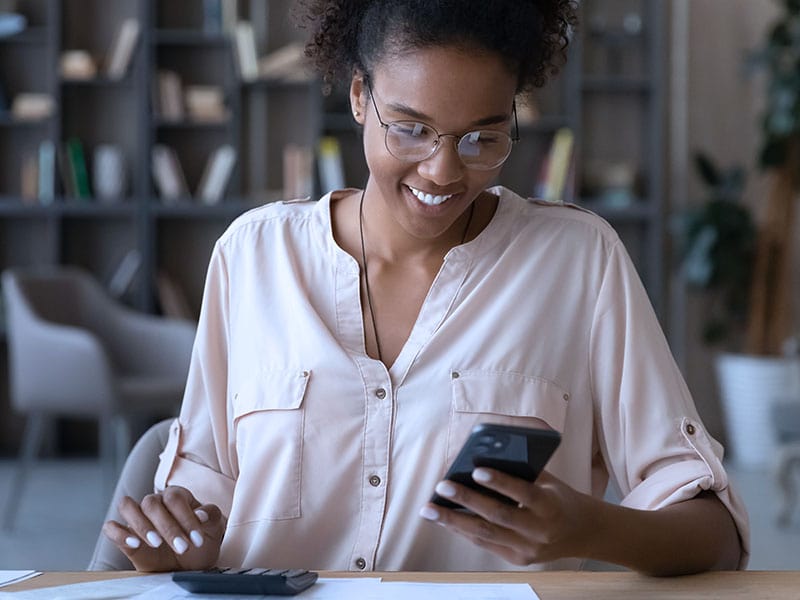 Mulher utilizando o celular