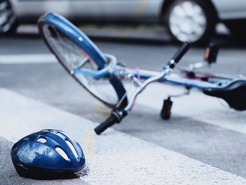 bicicleta caída no chão