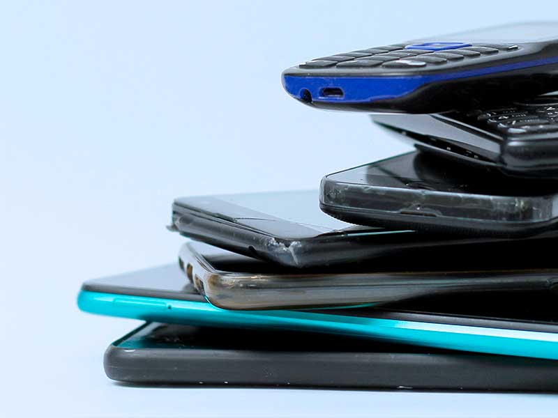 Vários smartphones empilhados sobre uma superfície