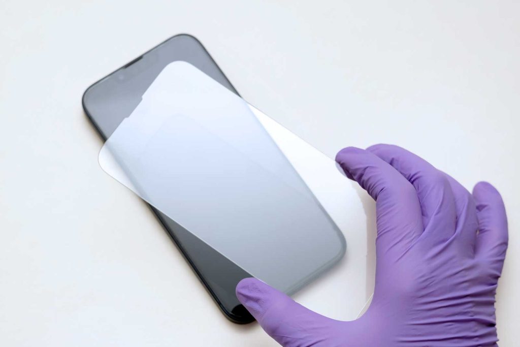 Aplicando pelicula em smartphone
