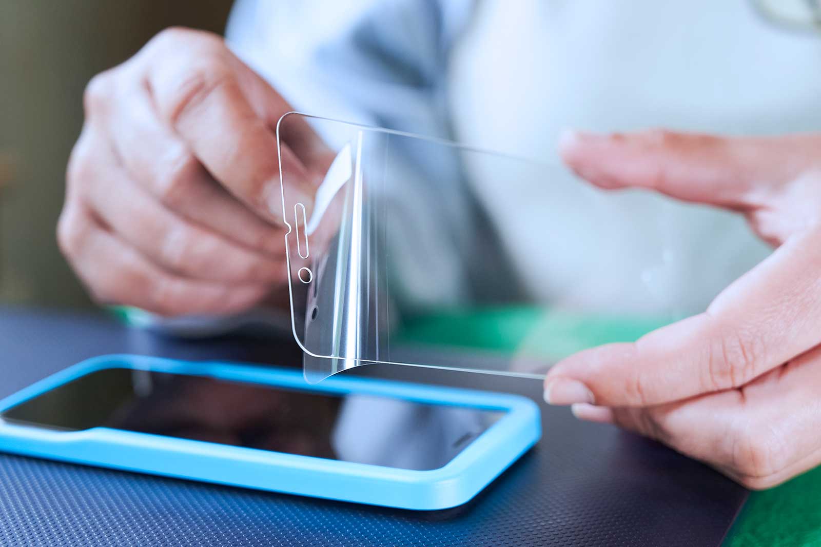 6 tipos de películas para celular: qual protege mais?