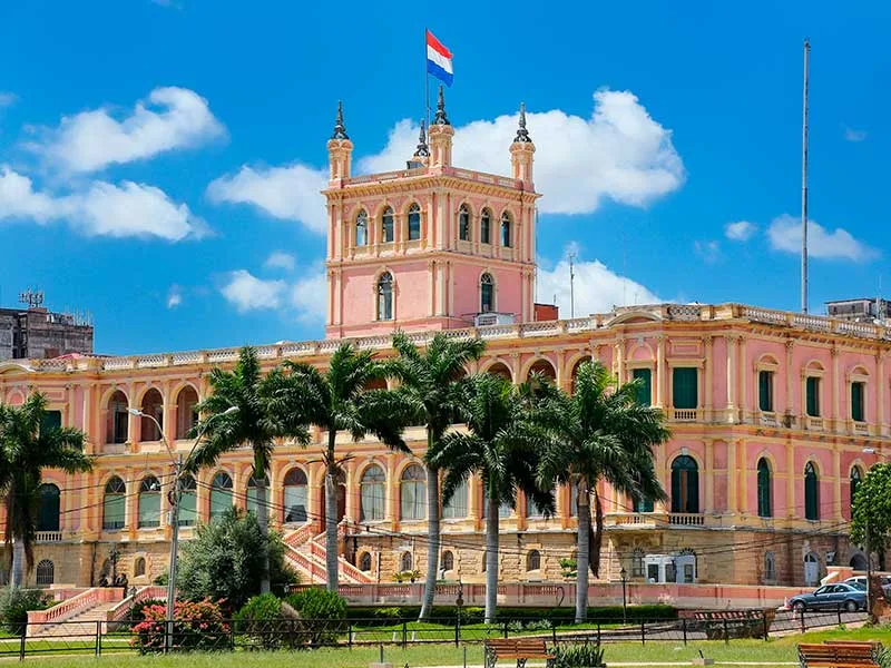 Palácio de Água Verde em dia claro com palmeiras