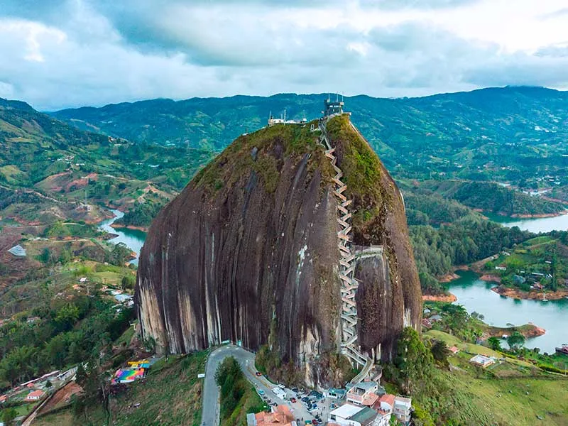 Vista aérea da Pedra de Guatapé na Colômbia