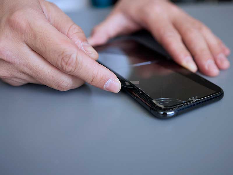 Pessoa utilizando smartphone sobre mesa