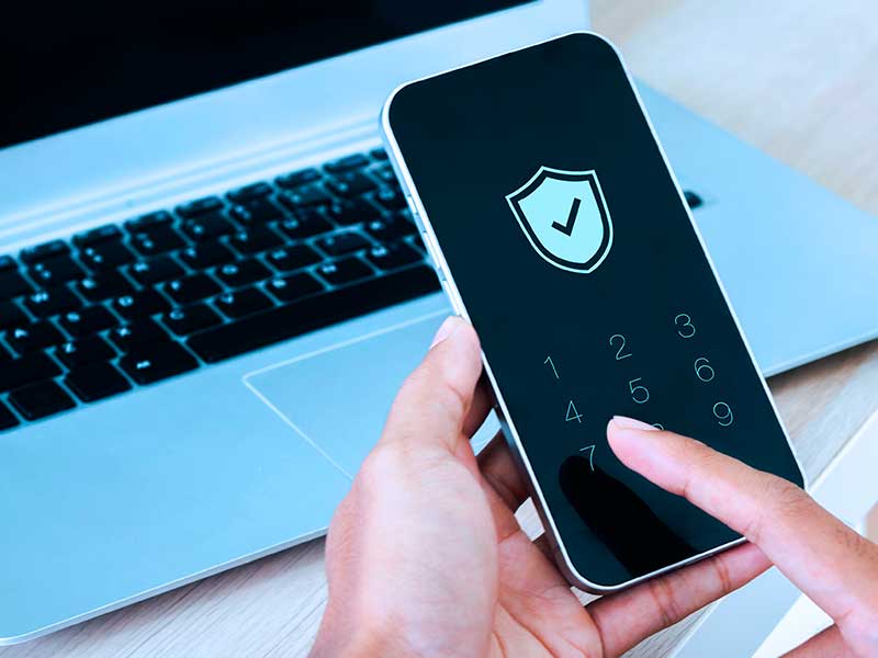 Tela de smartphone com símbolo de segurança e senha