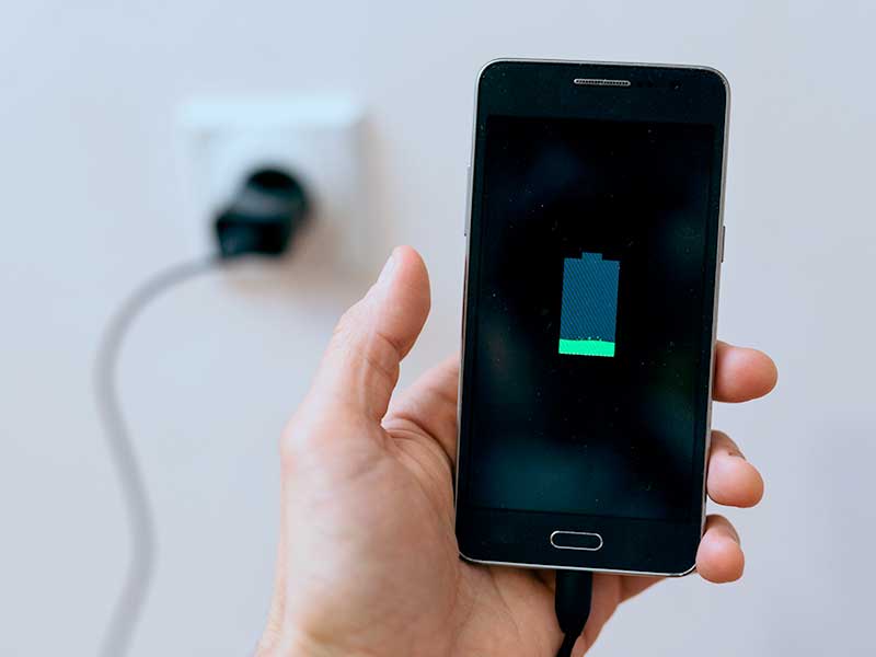 Smartphone carregando com bateria em baixa