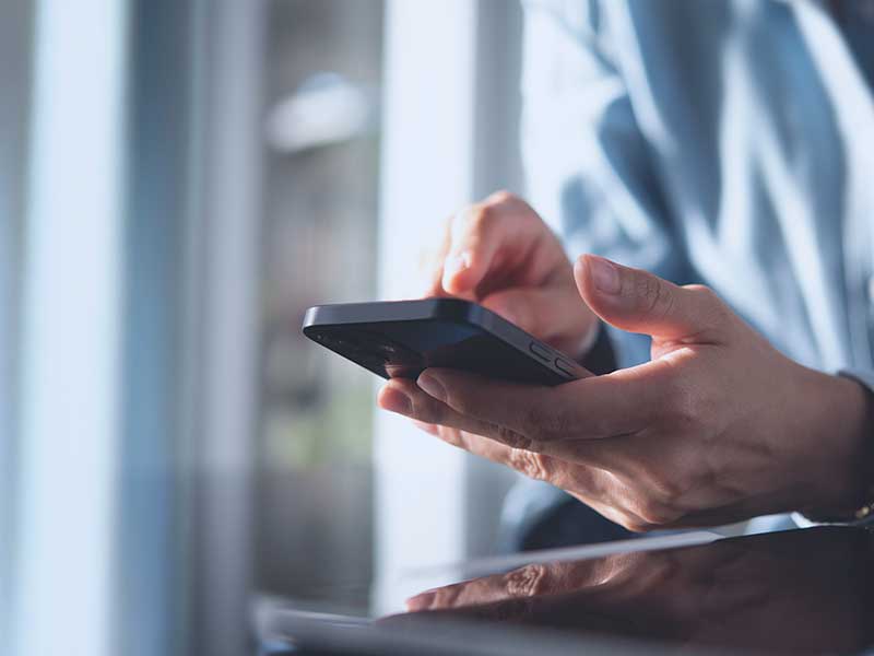 Pessoa usando smartphone em ambiente interno