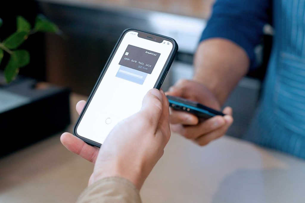 Pagamento com celular em loja moderna