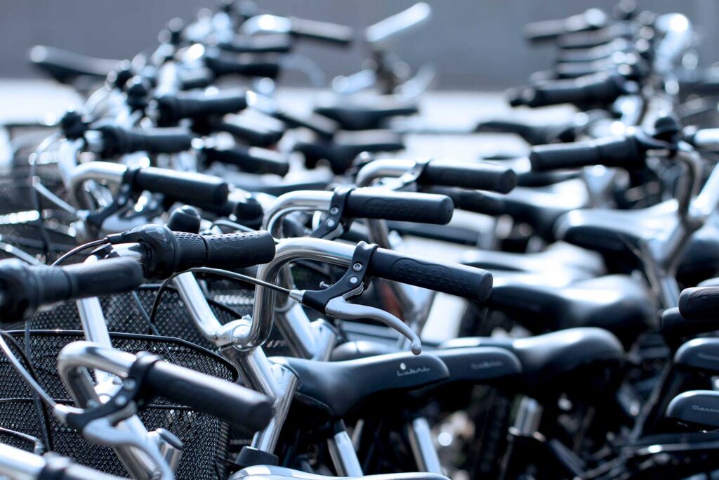 Bicicletas estacionadas em um estacionamento