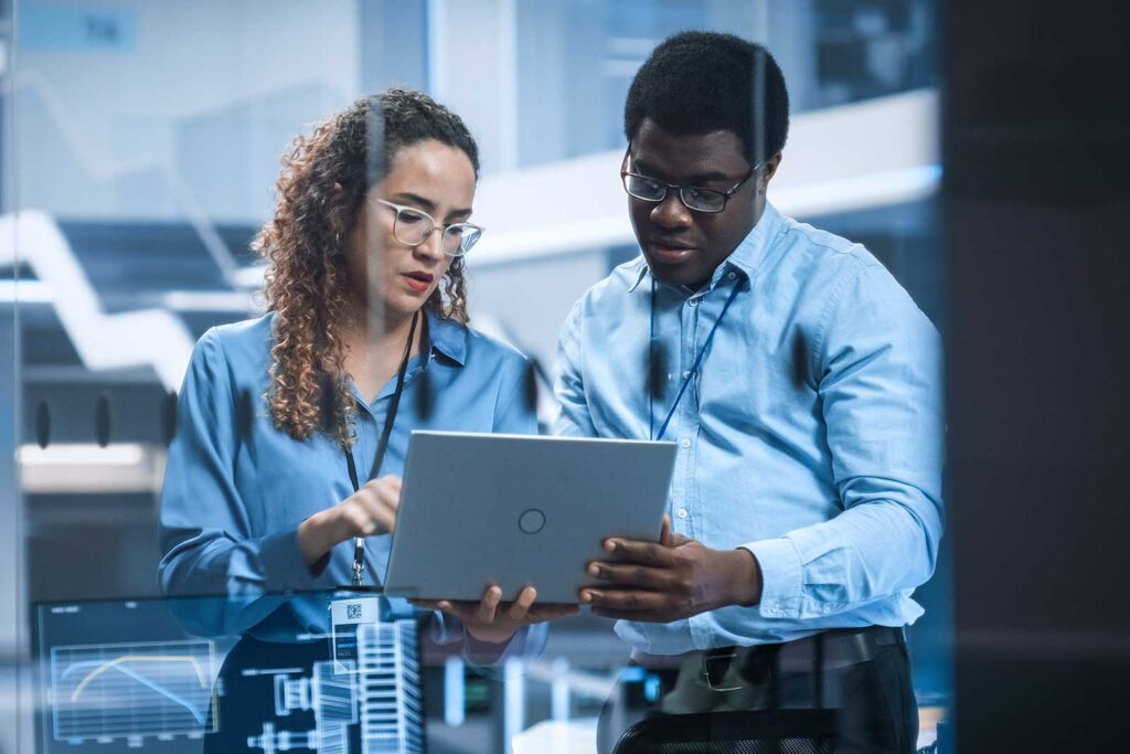 Colaboradores analisando dados em um laptop