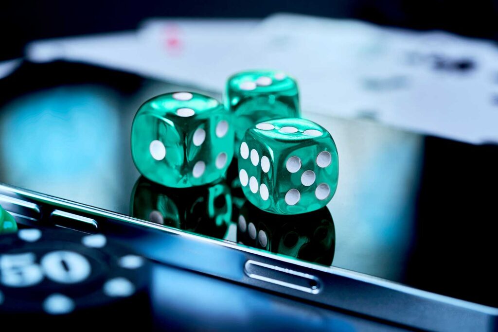 Dados verdes sobre superfície reflexiva de smartphone