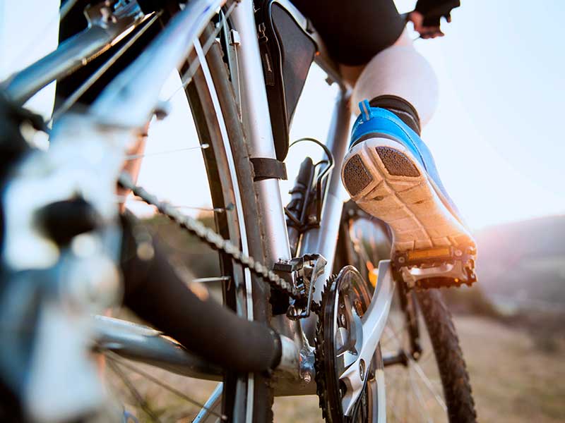 Close-up de ciclista em movimento na luz do pôr do sol