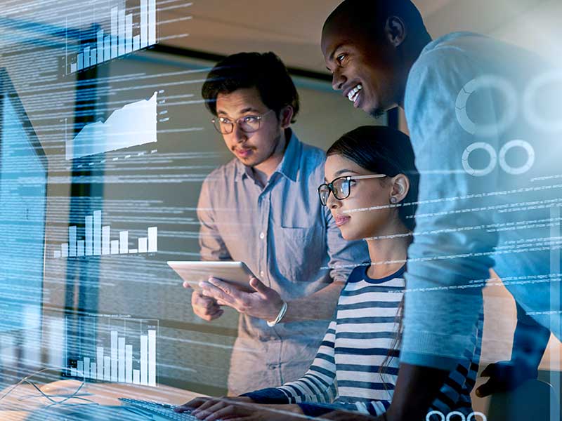 Equipe analisando dados em projeto de tecnologia