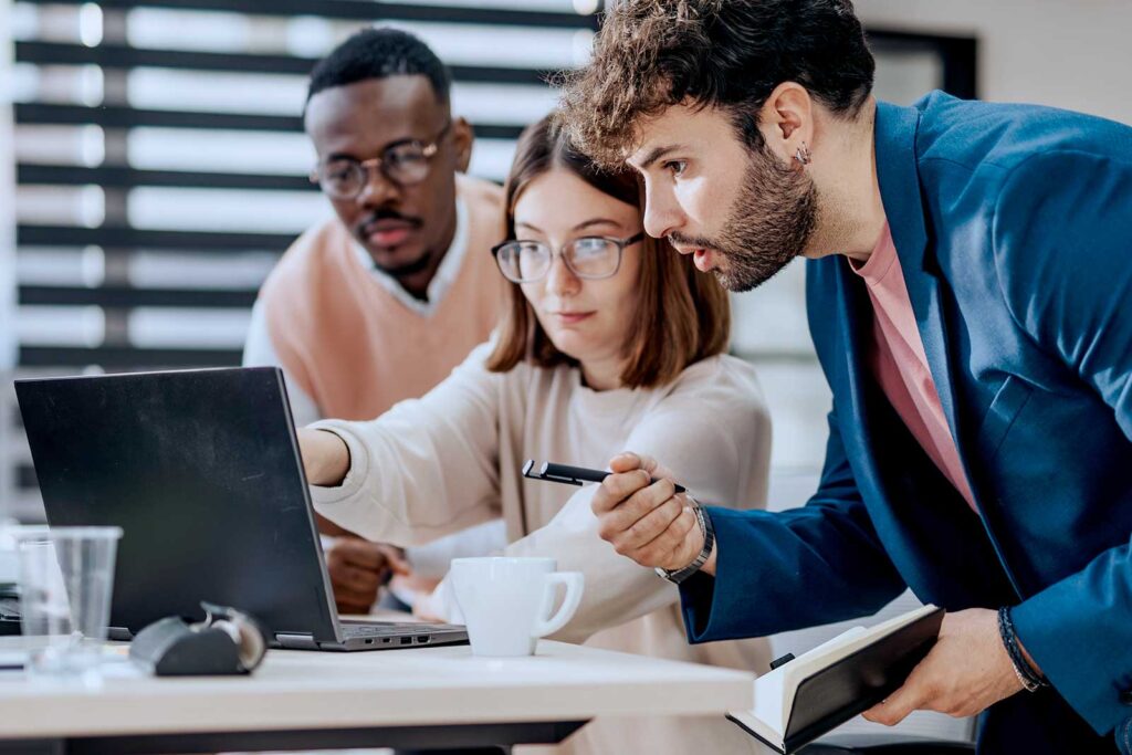 Reunião em equipe com discussão sobre projeto