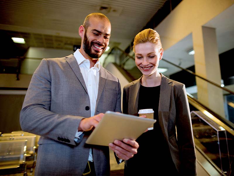 Profissionais analisando dados em tablet