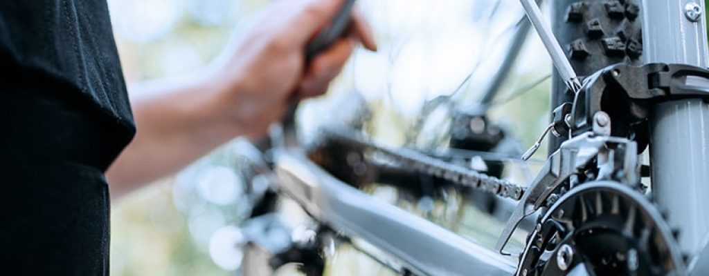 pessoa fazendo manutenção em uma bicicleta